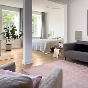 Zehuus Beletage Apartment